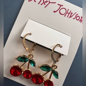🍒 Betsey Johnson sparkling crystal cherry dangle earrings 🍒